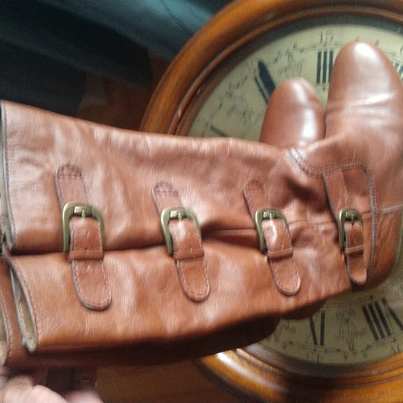 Boot's - Picture 2 of 6